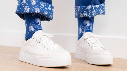 les chausettes habile en bleu de france portée par camille ninat avec un salopette HABILE aussi